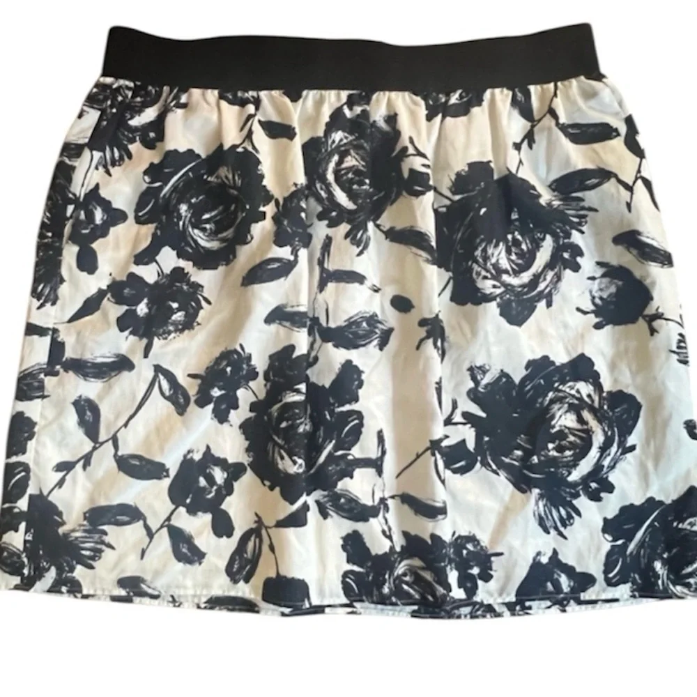 Loft by Ann Taylor ladies skirt size 14. Good condition. Elastic waist lined